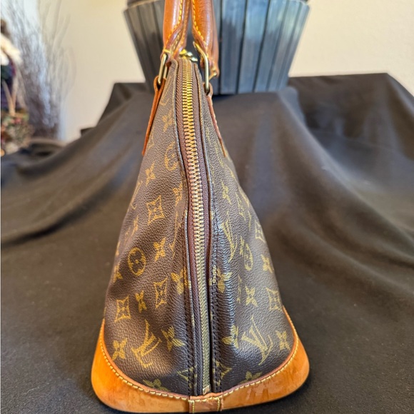 Louis Vuitton Monogram Canvas Handbag - Picture 5 of 16